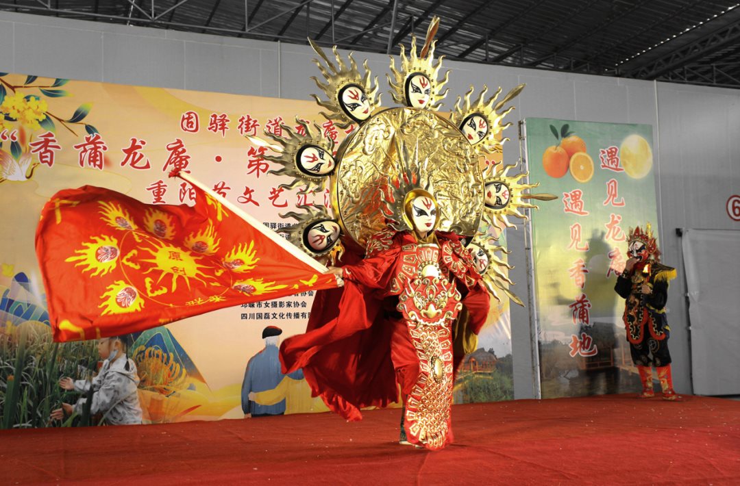 祈寿饮宴舞台上的川剧变脸表演