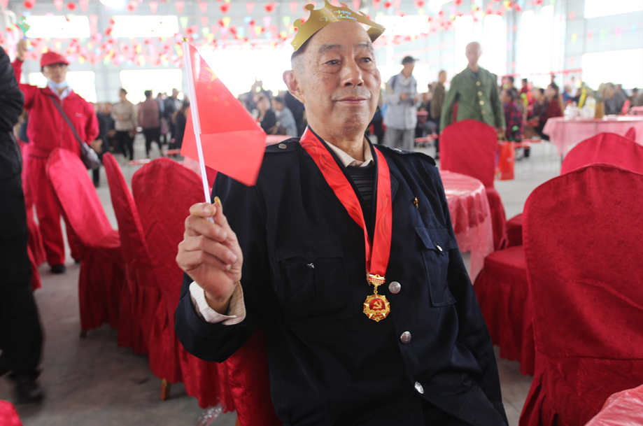 重阳活动中向老人表达祝福