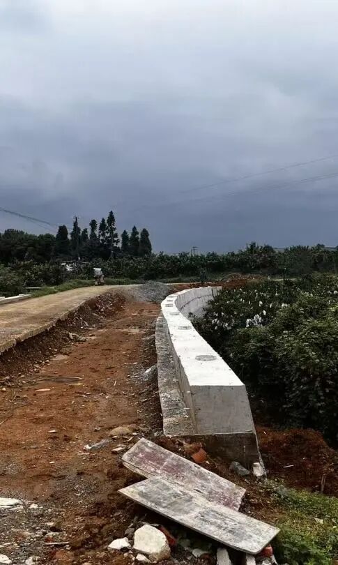 龙庵村军龙路拓宽后的沥青大道